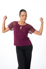 Lade das Bild in den Galerie-Viewer, Ballroom Shirt mit Spitze - granate
