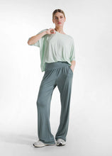 Lade das Bild in den Galerie-Viewer, SALE Yoga Shirt - Deha
