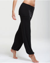Lade das Bild in den Galerie-Viewer, Super weiche Tanzhose aus Bambusviskose mir Röckchen, Figur schmeichelnd Ideal für u.a. Ballett, Modern, Contemporary, Yoga, Pilates und div. Fitnessaktivitäten, sowie für Flamenco, Standard und im Alltag.
